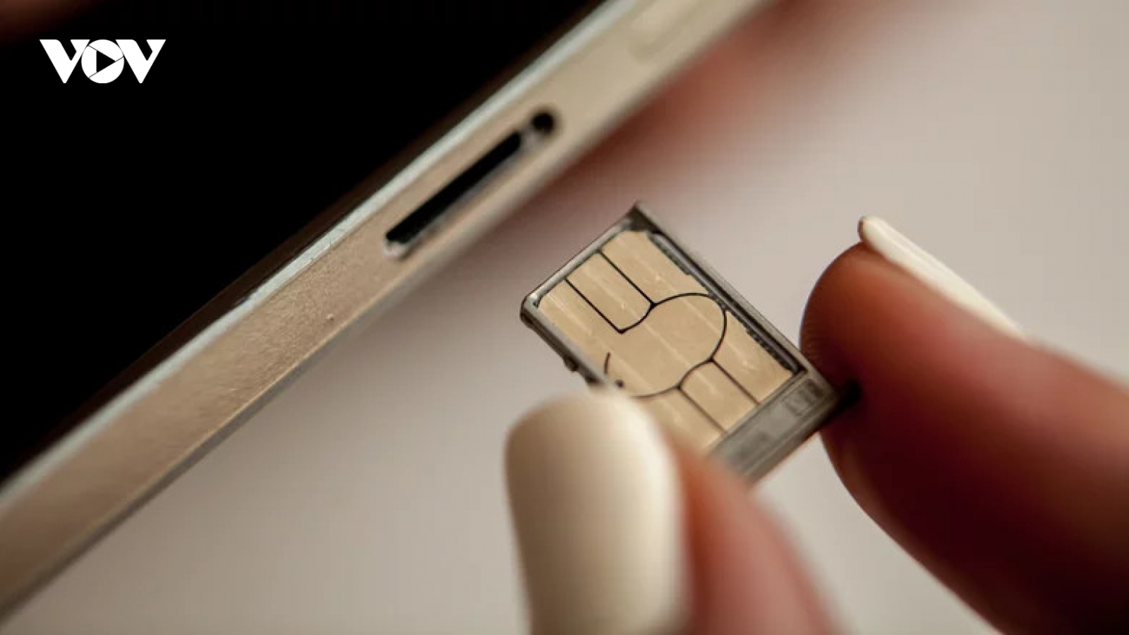 Cách mở khe cắm thẻ SIM trên điện thoại mà không cần dụng cụ tháo chuyên dụng