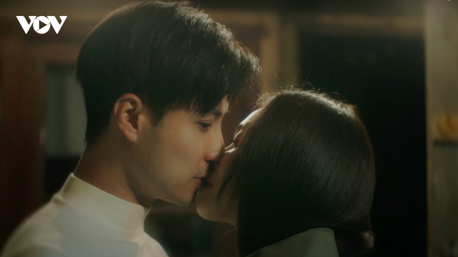 Thanh Sơn - Khả Ngân hôn nhau ngọt ngào trong MV mới