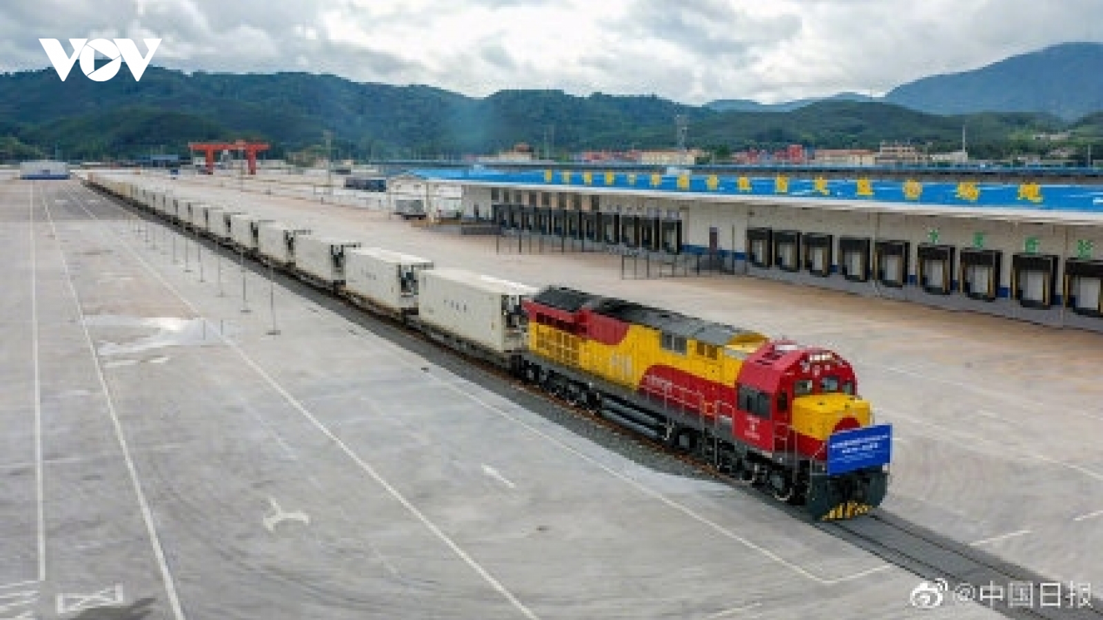 Chuyến tàu trái cây đầu tiên trên tuyến đường sắt Trung Quốc-Lào