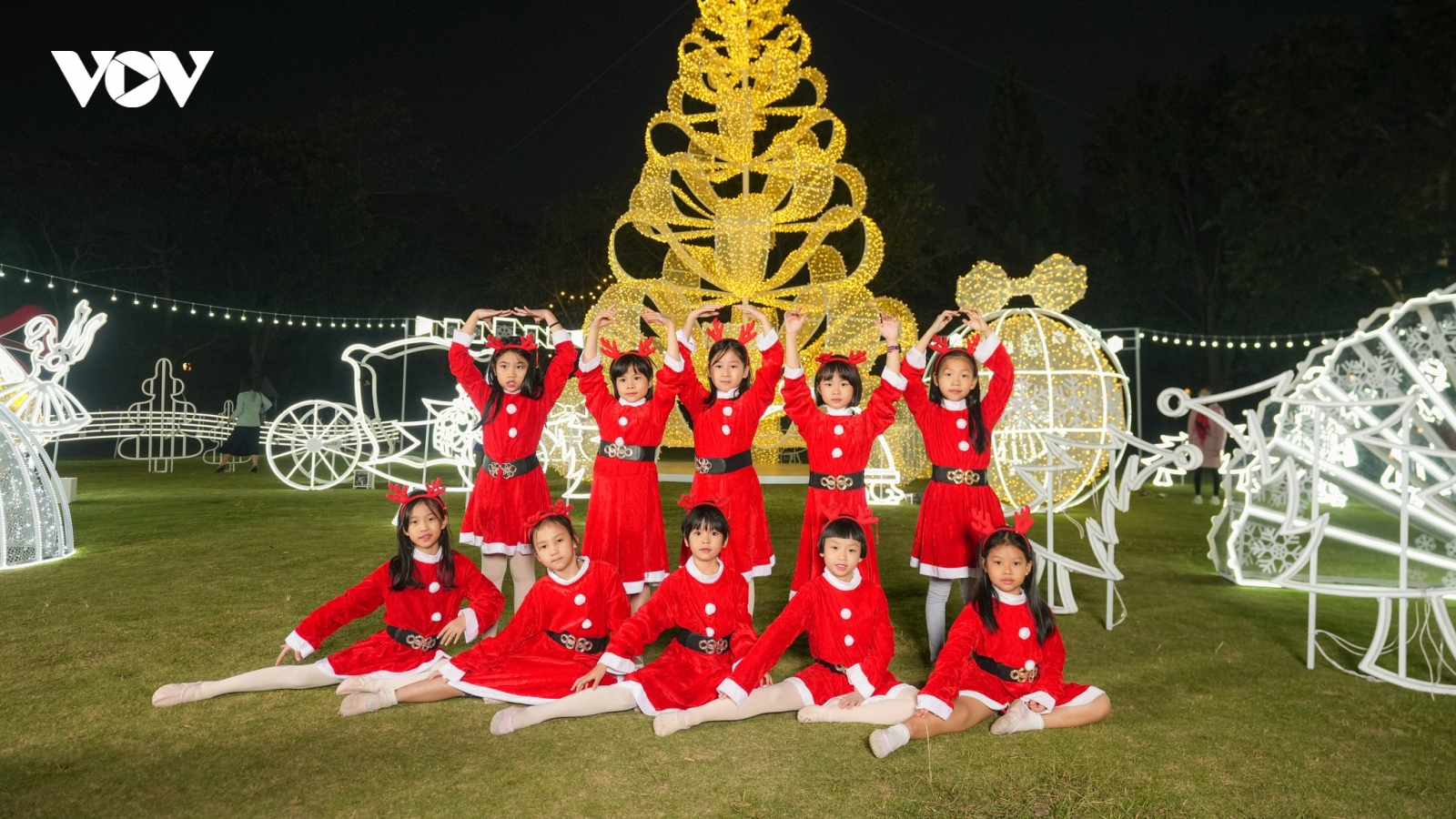 Check-in làng cổ tích ánh sáng thần kỳ tại khu đô thị Ecopark