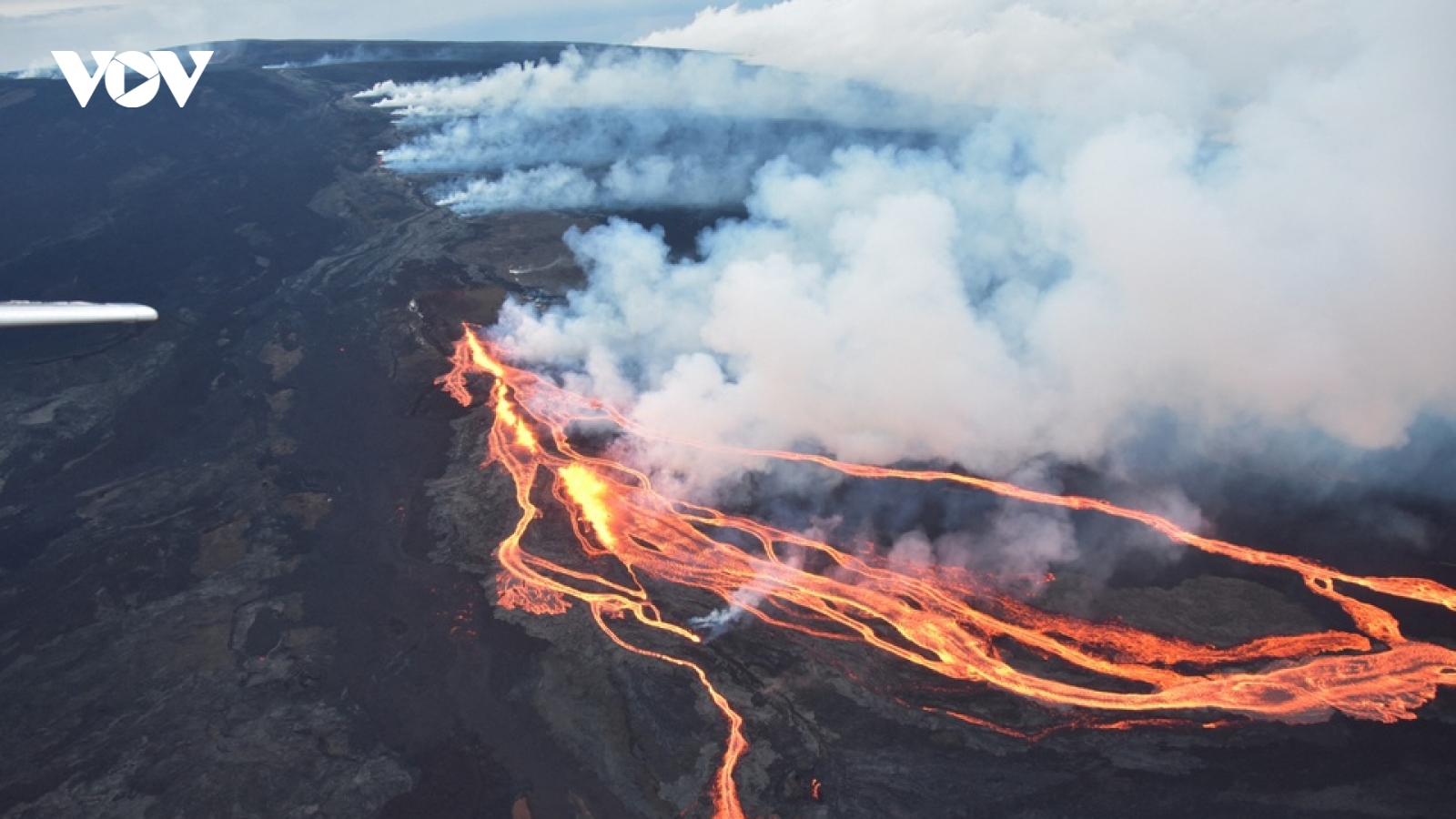 Người dân đổ xô đi xem dung nham núi lửa Mauna Loa ở Hawaii