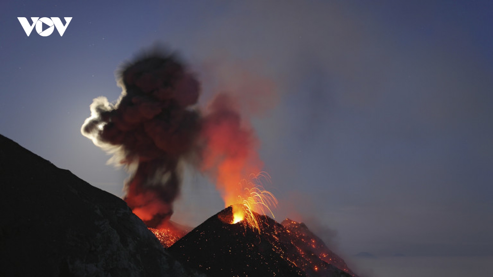 Núi lửa Stromboli ở Italy phun trào dữ dội, kéo theo sóng thần