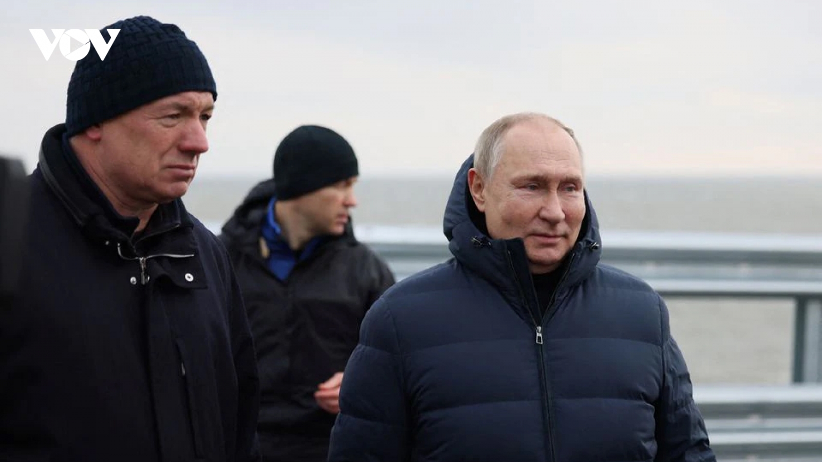Tổng thống Putin lái xe qua cầu Crimea