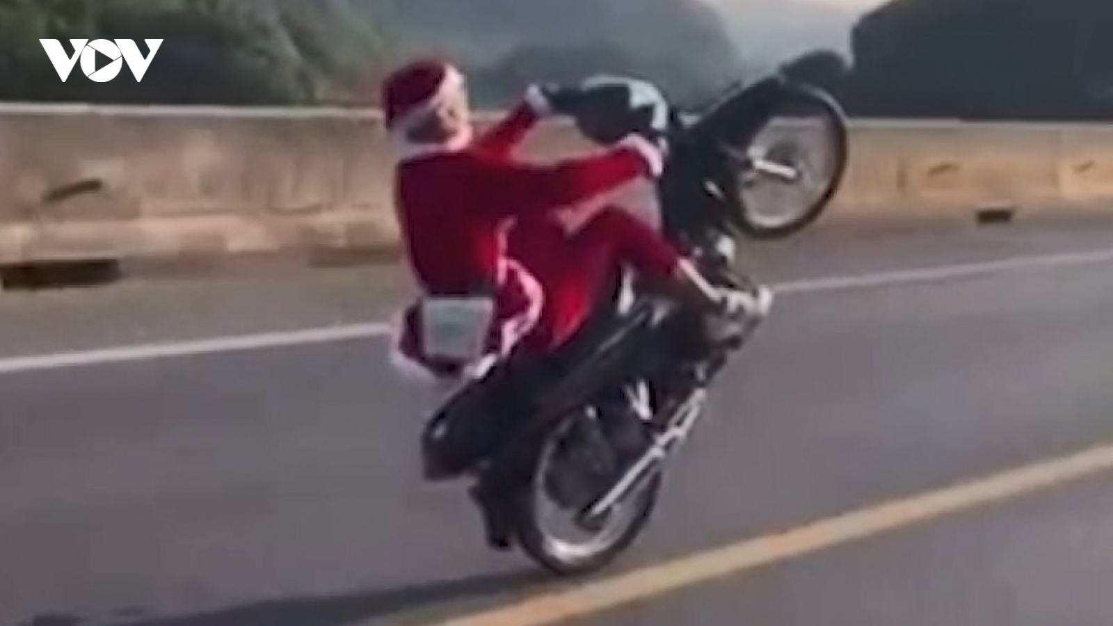 Khởi tố "ông già Noel" bốc đầu xe, gây rối trật tự công cộng ở Thái Nguyên