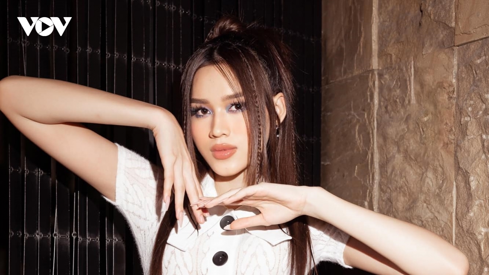Hoa hậu Đỗ Thị Hà trang điểm mắt khói nhũ xanh, "lột xác" với phong cách "nổi loạn"