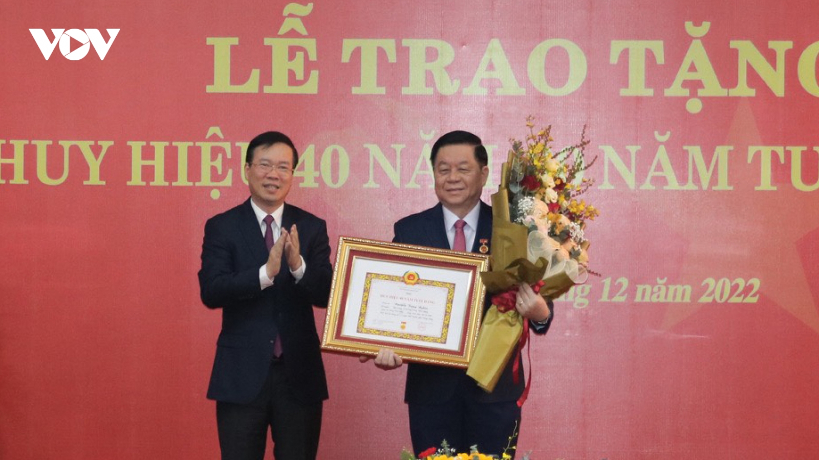 Trao Huy hiệu 40 năm tuổi Đảng cho ông Nguyễn Trọng Nghĩa