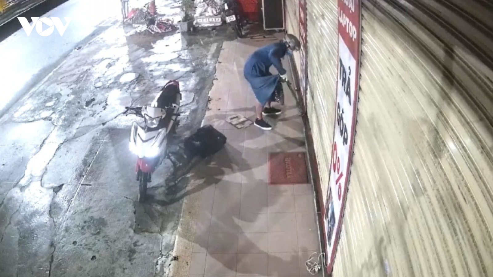 Tên trộm phá khóa lấy tài sản gần 1 tỷ đồng tại FPT Shop ở Đà Nẵng