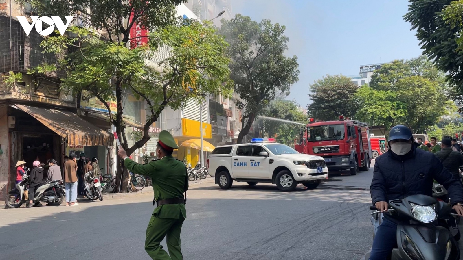 Cháy lớn ở căn nhà bán khung tranh trên phố cổ Hà Nội