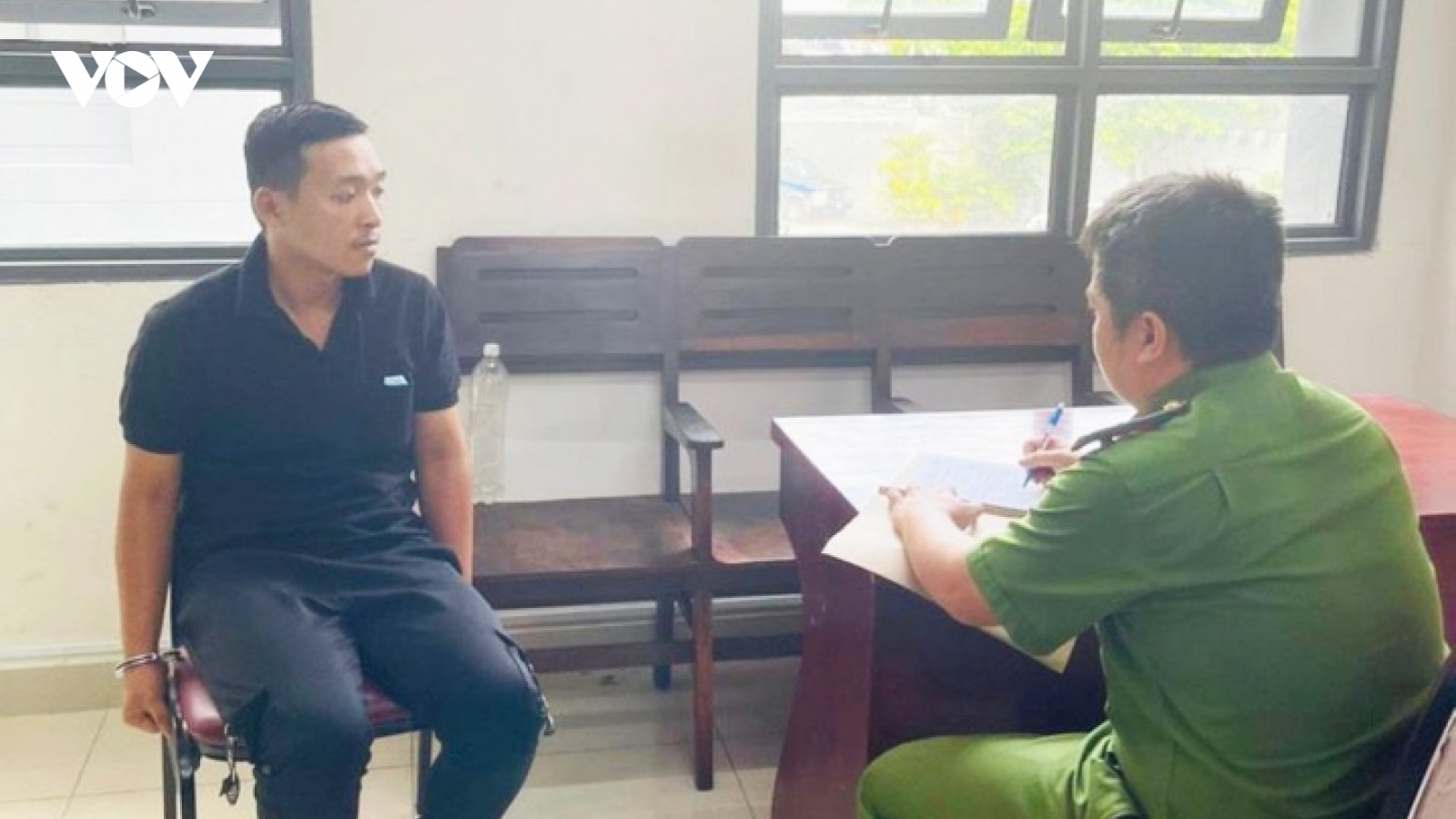 Bắt bảo vệ chung cư ở TP.HCM mang 4 ô tô của cư dân đi cầm cố