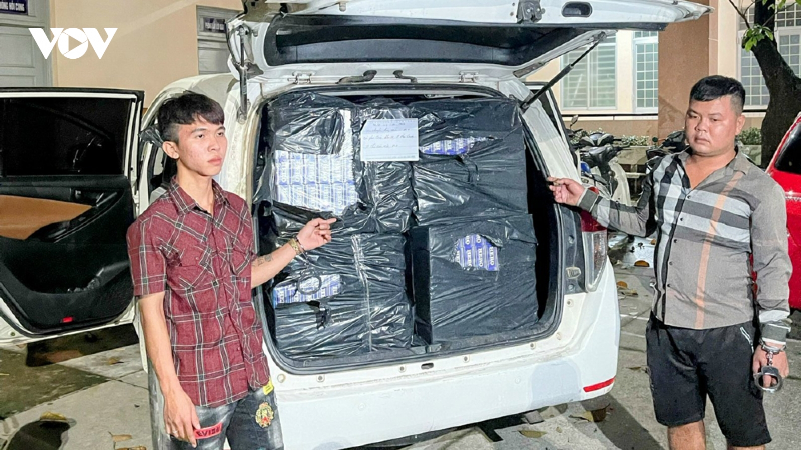 Bắt giam 2 đối tượng chở 15.000 gói thuốc lá nhập lậu