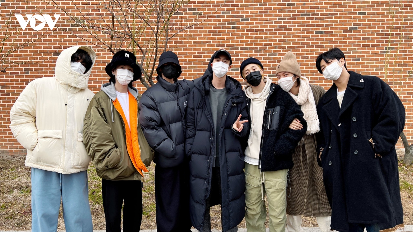 Các thành viên BTS tiễn Jin lên đường nhập ngũ