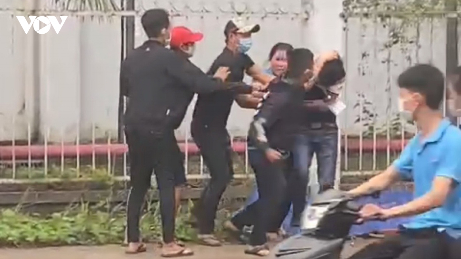 Nam công nhân gọi bạn chặn đánh quản lí trọng thương