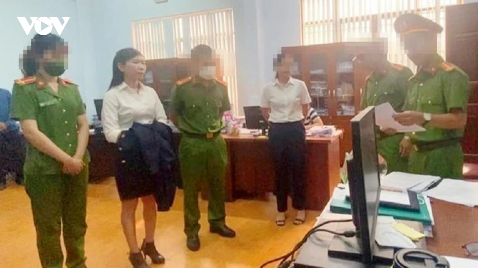 Bắt tạm giam cán bộ thuế "vòi" tiền dân