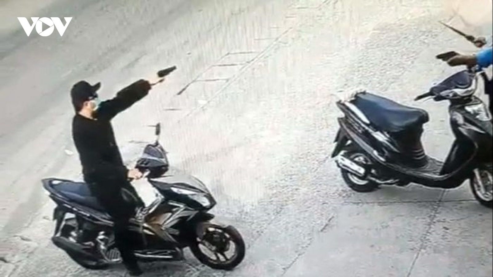 Xông vào ngân hàng rút súng uy hiếp cướp 20 triệu tại Đồng Nai