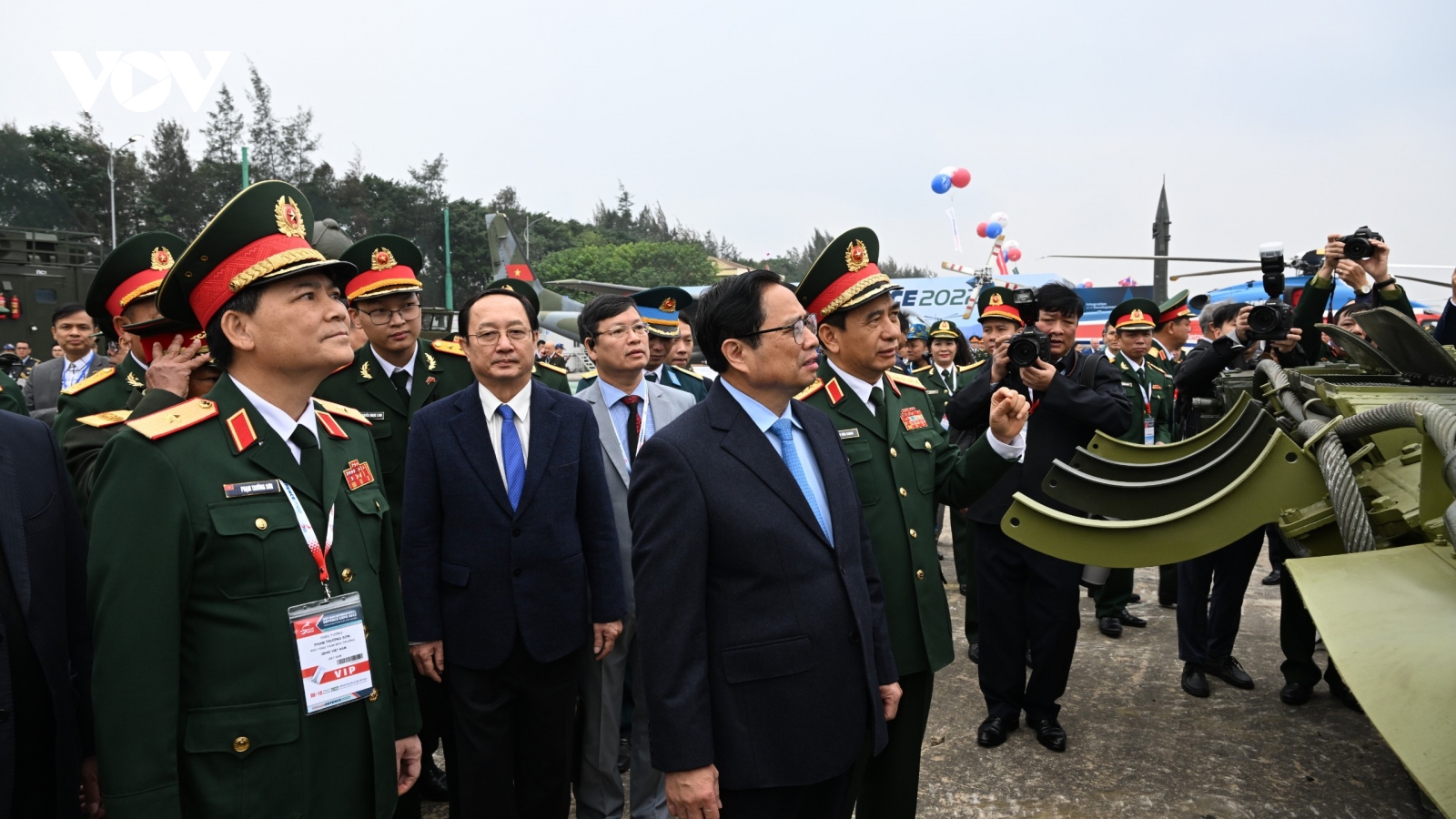 Thủ tướng tham quan khí tài tại Triển lãm Quốc phòng Quốc tế Việt Nam