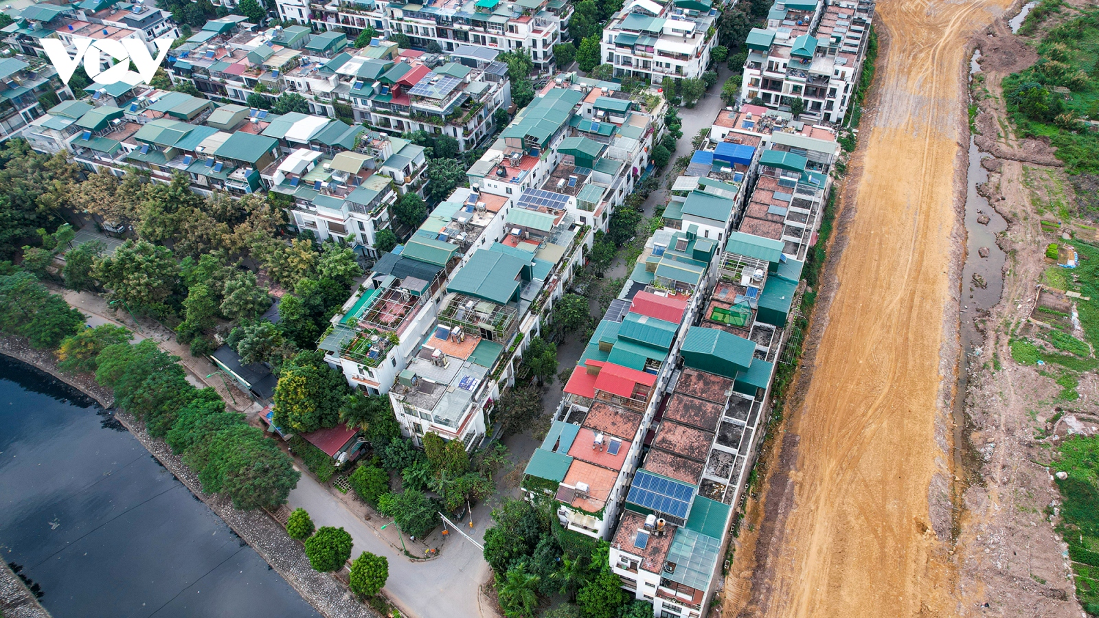 Cận cảnh KĐT Ao Sào bị phá vỡ quy hoạch vì dân cơi nới tầng mái tràn lan