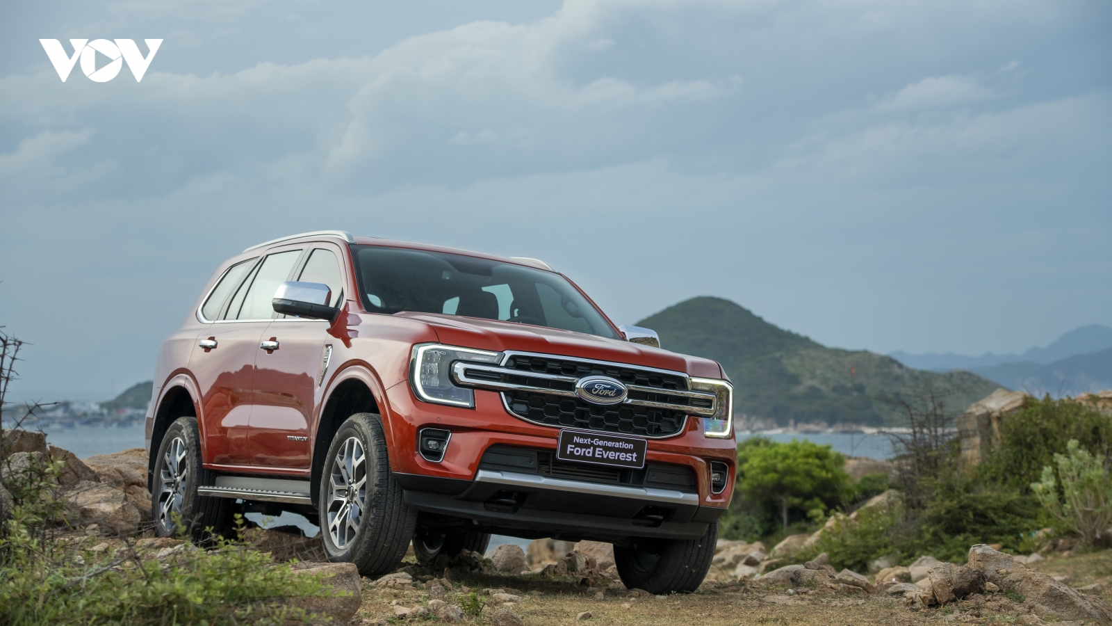 Ford Everest Titanium 4x2 được trang bị thêm công nghệ an toàn, giá gần 1,3 tỷ đồng