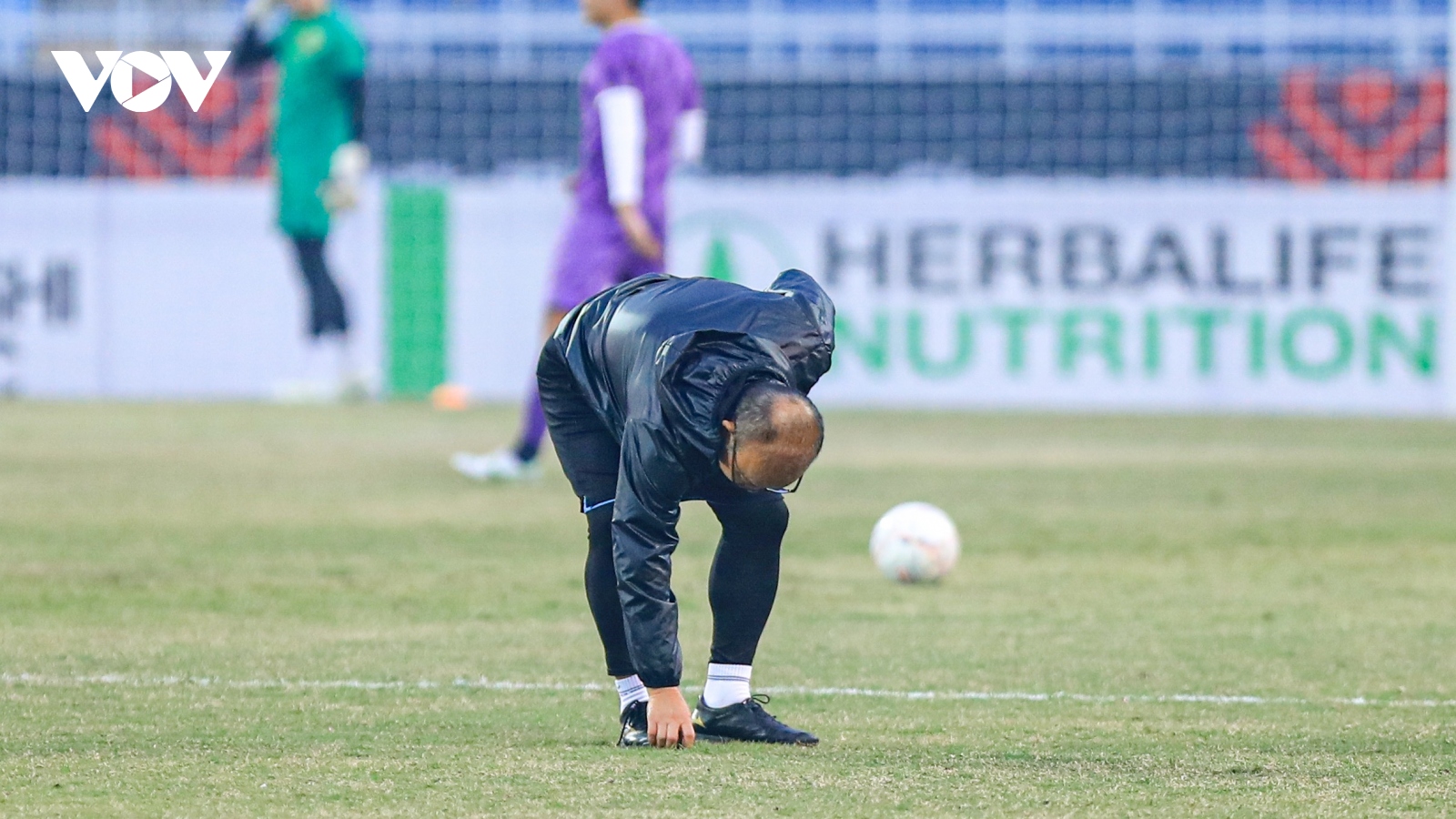 HLV Park Hang Seo kiểm tra mặt cỏ Mỹ Đình trước ngày ĐT Việt Nam đấu Malaysia