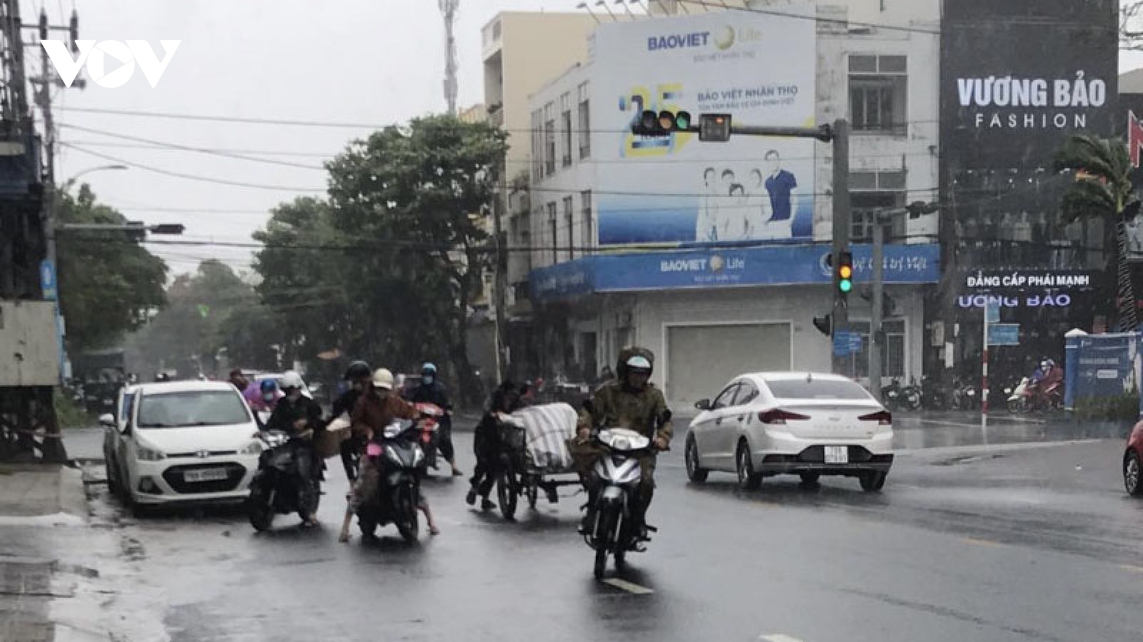 Gió giật liên hồi quật ngã hàng loạt xe máy tại Phú Yên