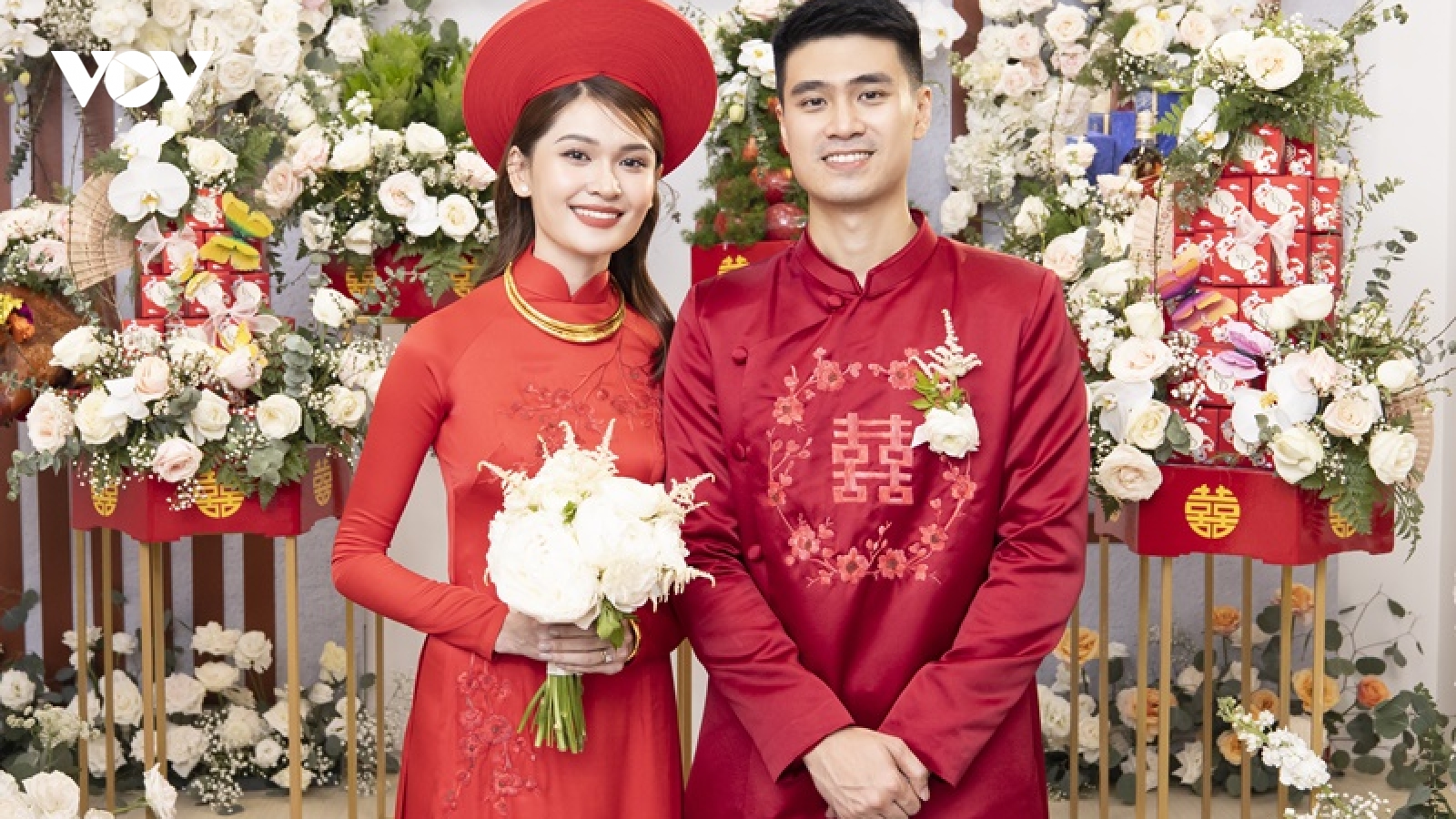 Á hậu Thùy Dung diện áo dài đỏ, rạng rỡ bên chồng doanh nhân trong ngày lên xe hoa