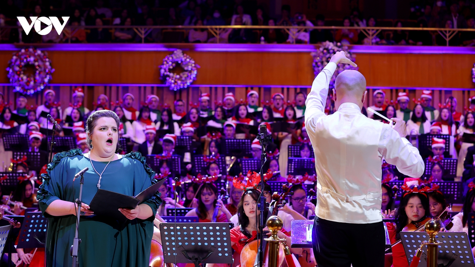 Ca sĩ opera người Thuỵ Điển Asa Jager gây ấn tượng trong VNAMYO Christmas concert