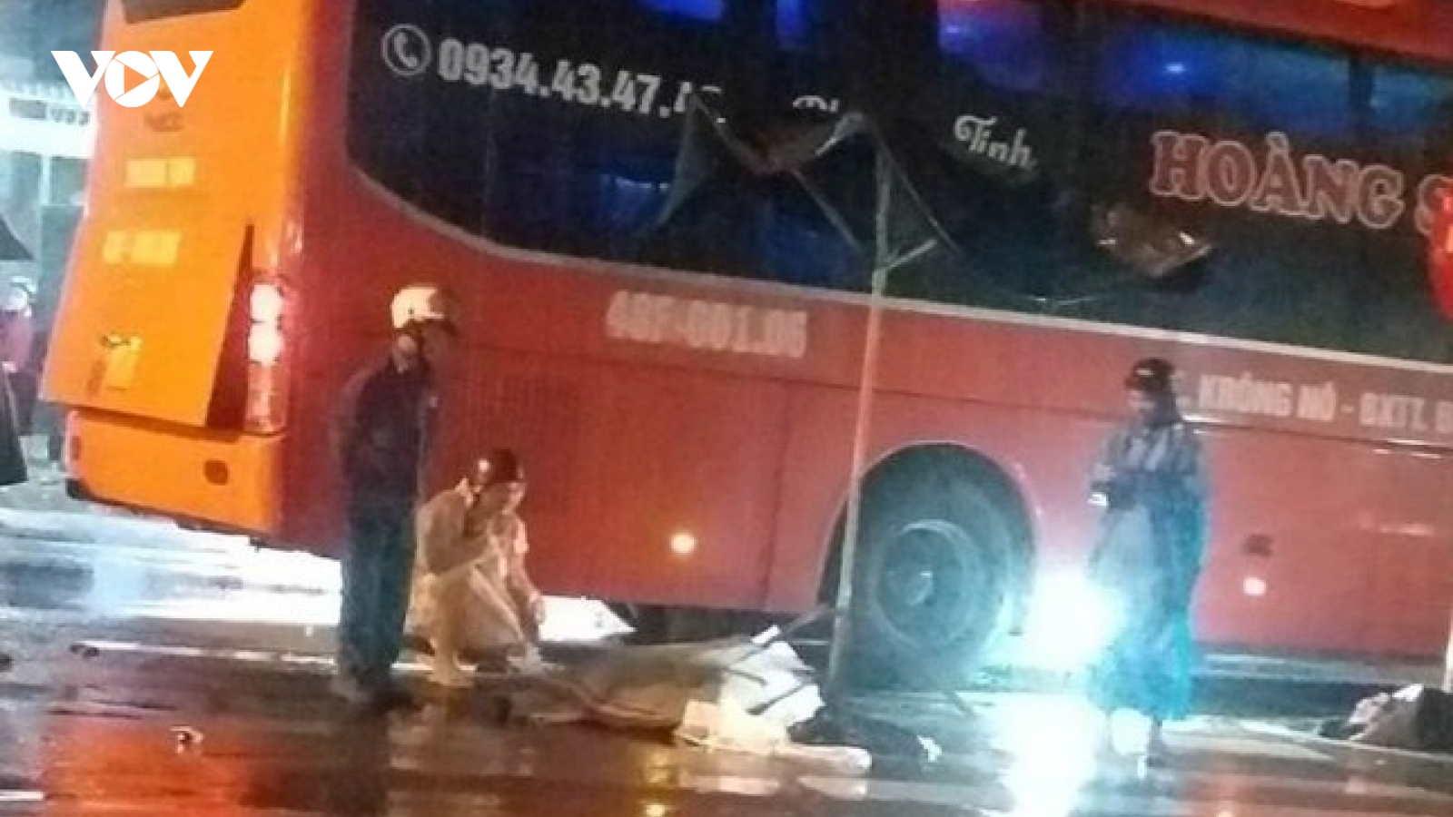 2 vợ chồng bị xe khách tông tử vong trên đường đi phụ hồ về