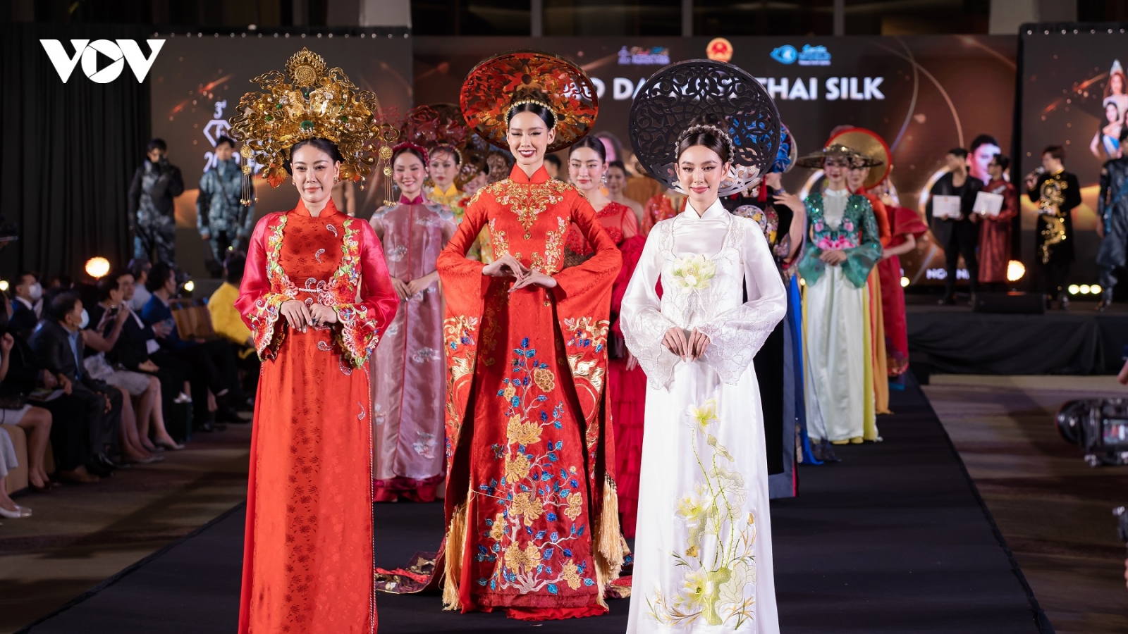 Hoa hậu Thùy Tiên đội mấn 10kg diễn vedette show của NTK Ngô Nhật Huy