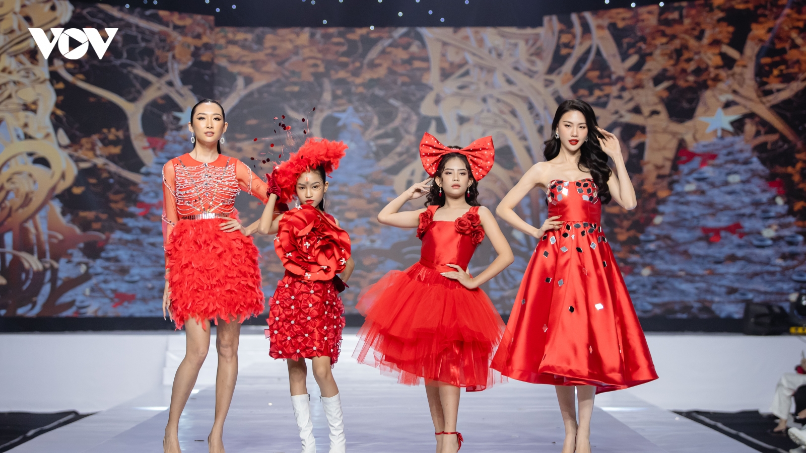 Siêu mẫu Bùi Quỳnh Hoa, Hương Ly catwalk kết hợp cùng mẫu nhí