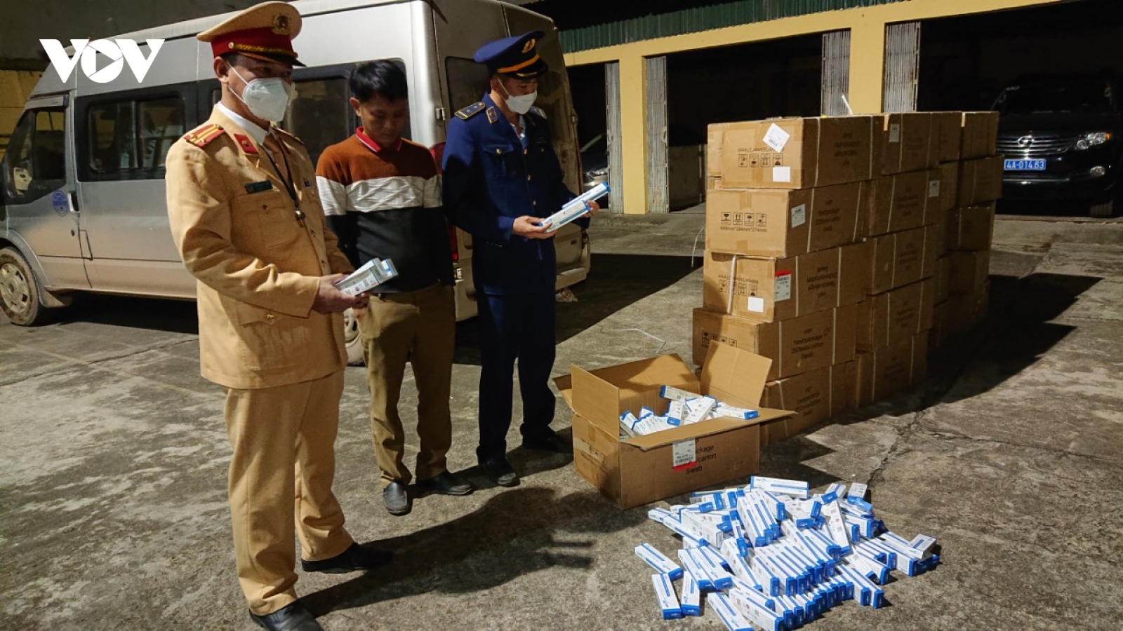 Phát hiện xe chở lậu hơn 10.000 bộ kit test Covid-19 ở Quảng Ninh