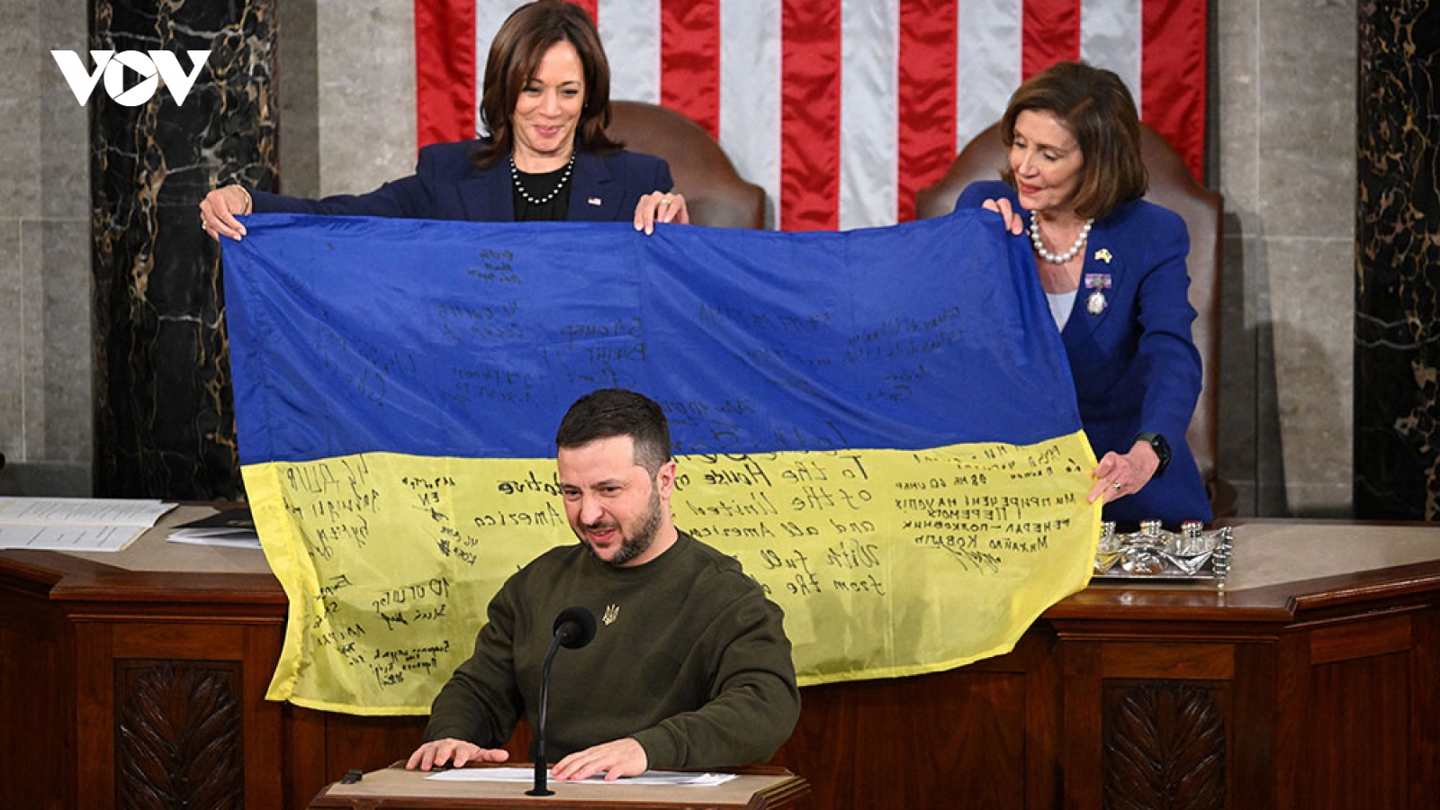 Tổng thống Zelensky mang cờ Ukraine có chữ ký của binh sỹ tặng Quốc hội Mỹ
