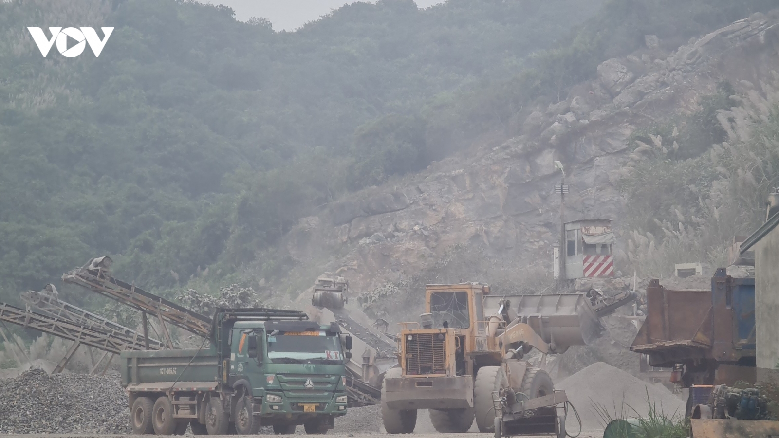 Lật máy múc tại mỏ đá ở Nghệ An, một công nhân bị thương nặng