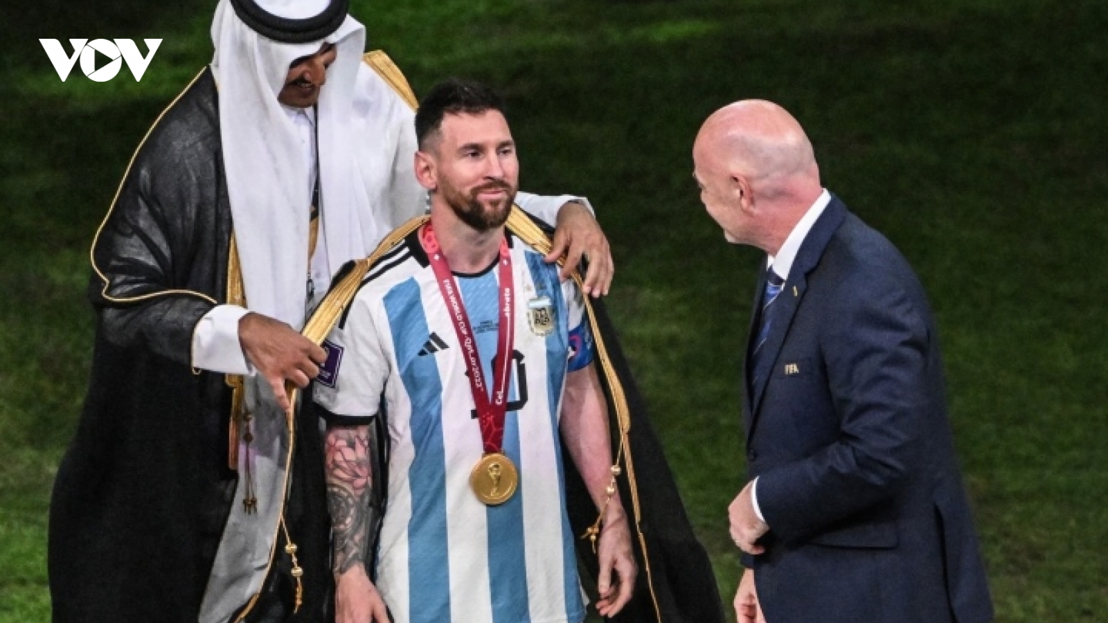 Bật mí chiếc áo choàng Quốc vương Qatar tự tay khoác cho Messi