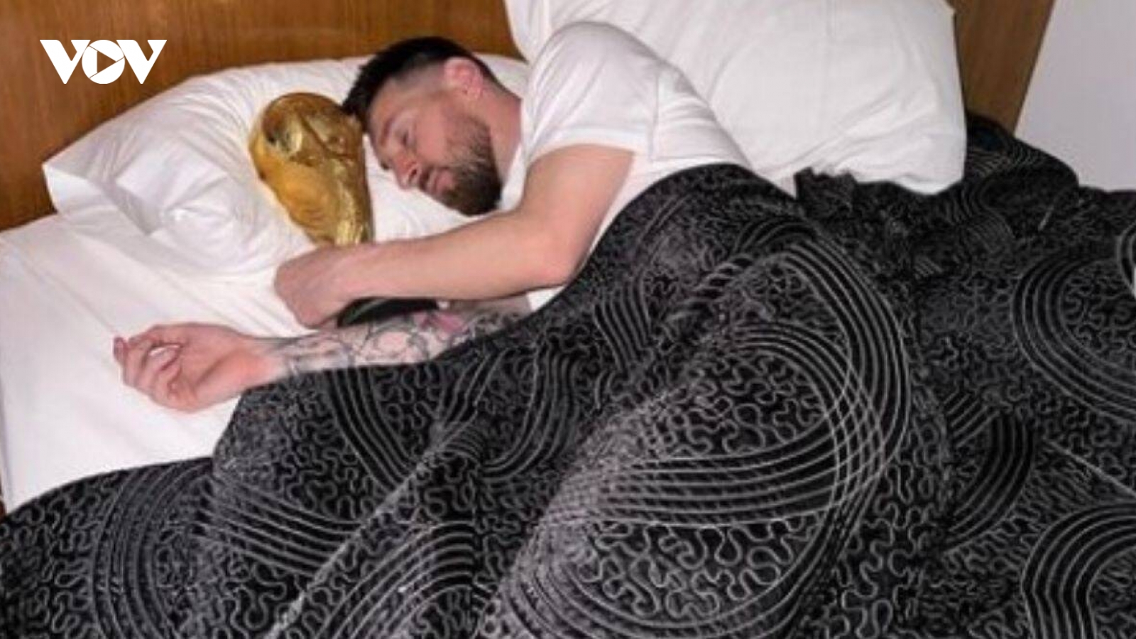 Messi gây “bão mạng” khi ôm cúp vàng World Cup đi ngủ