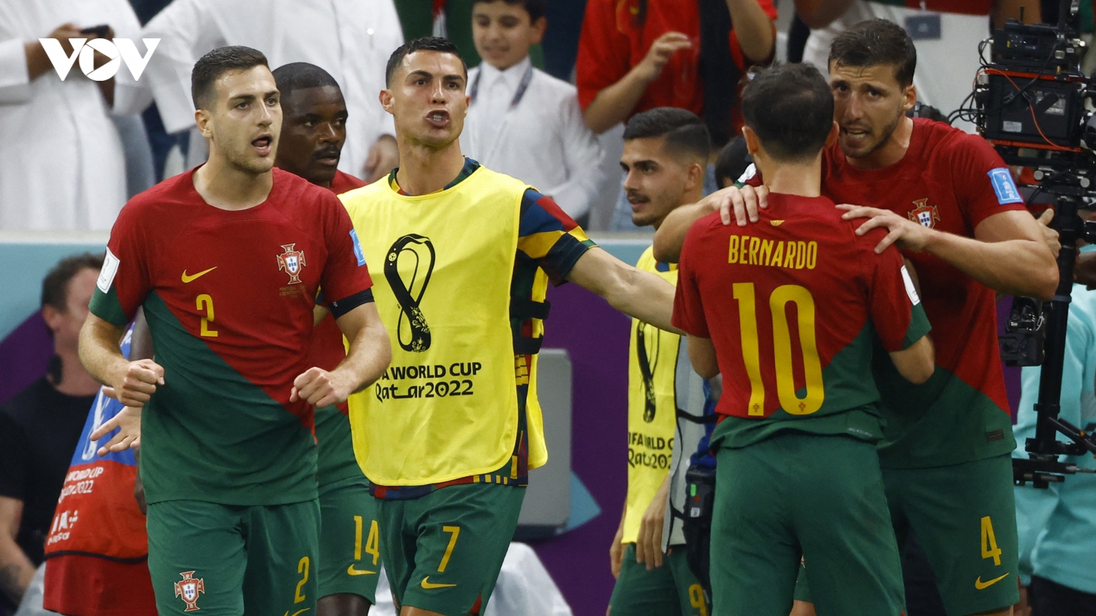 Cận cảnh: Ronaldo ngồi dự bị trong ngày Bồ Đào Nha vào tứ kết World Cup
