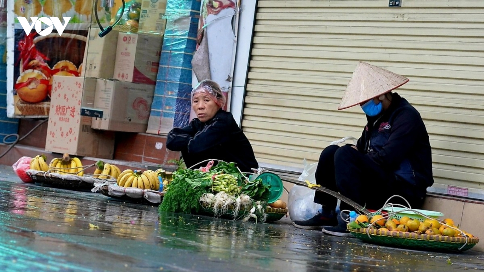 Người lao động đường phố Hà Nội quay quắt mưu sinh dưới mưa rét