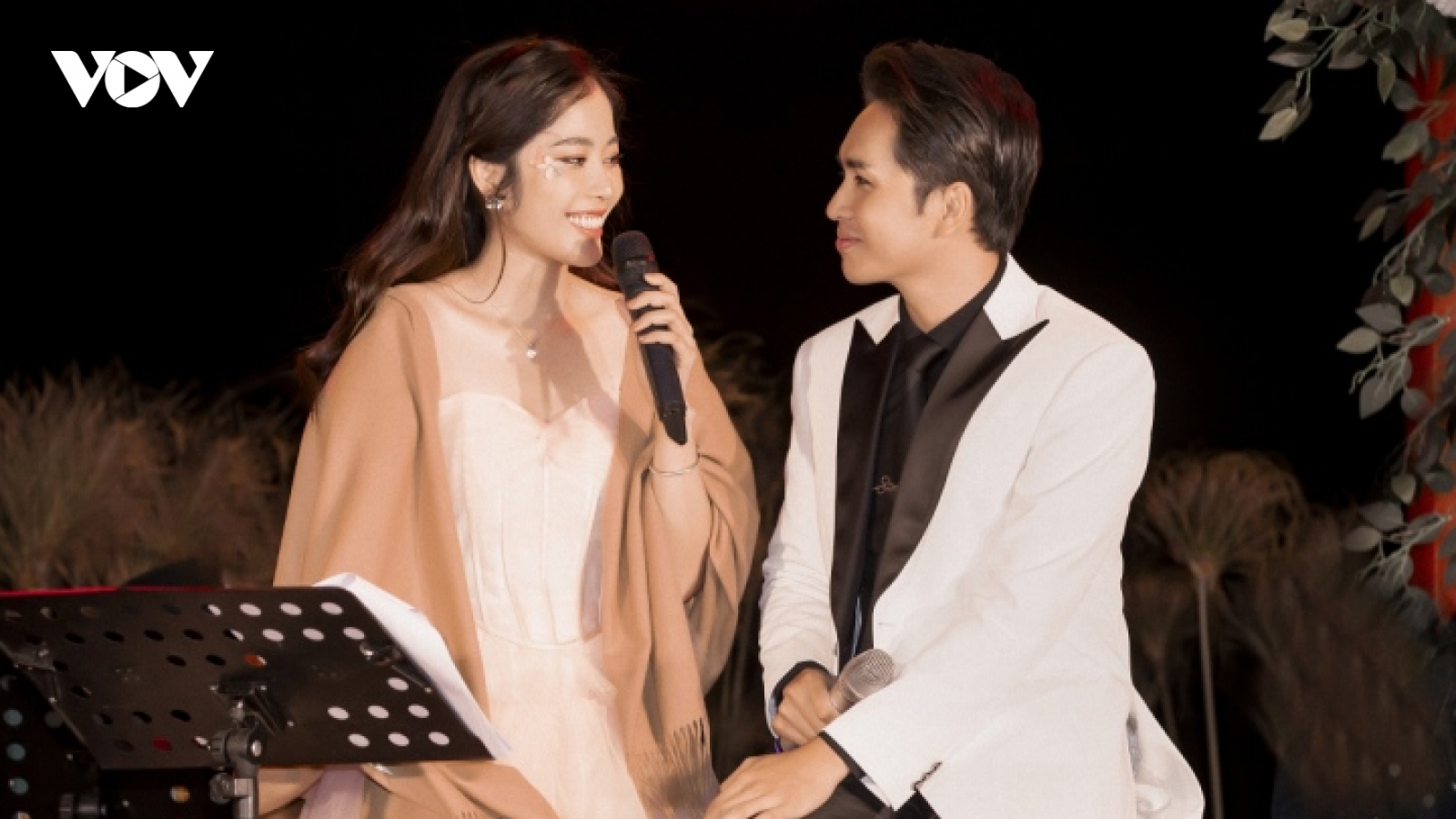 Chuyện showbiz: Nam Em “dọa” giải nghệ, khẳng định chưa từng nói yêu Bạch Công Khanh
