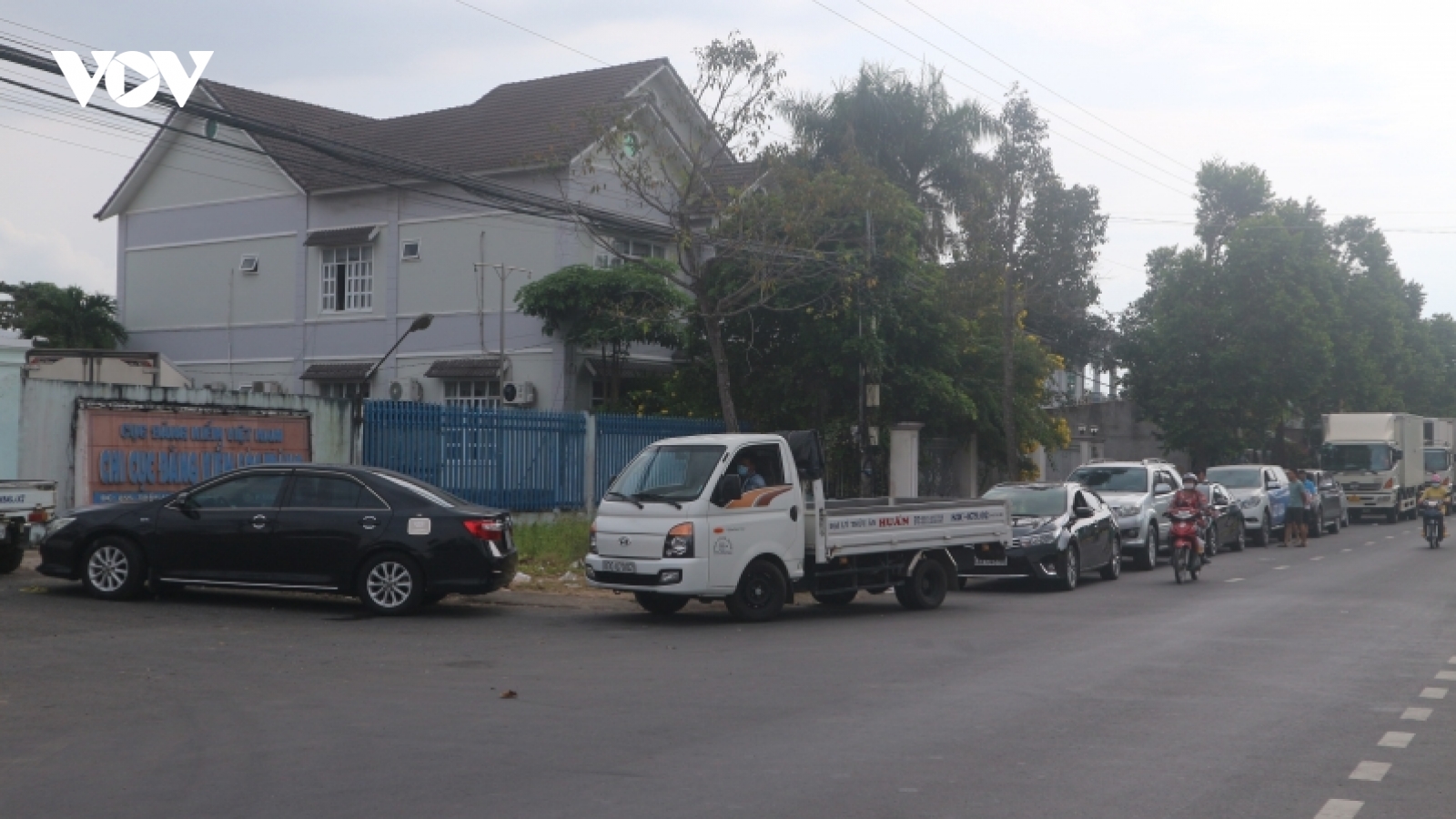 Nhiều phương tiện xếp hàng dài chờ đăng kiểm tại Sóc Trăng