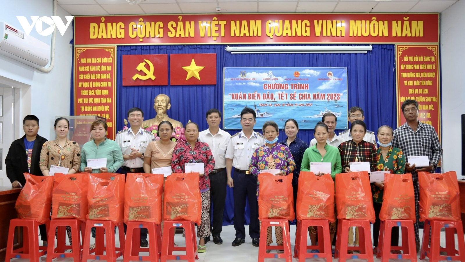 Tặng 2.500 lá cờ Tổ quốc cho ngư dân huyện Cần Giờ, TP.HCM