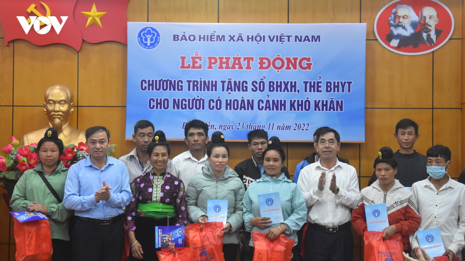 Chương trình trao tặng sổ BHXH, thẻ BHYT cho người dân có hoàn cảnh khó khăn