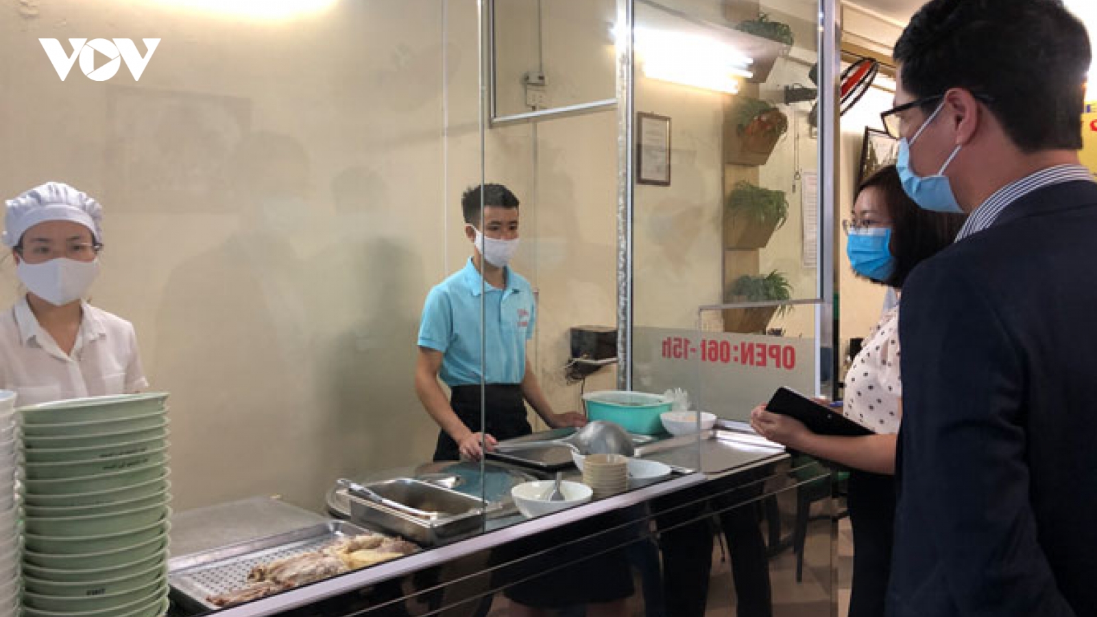 Hà Nội siết chặt kiểm tra vệ sinh an toàn thực phẩm dịp Tết