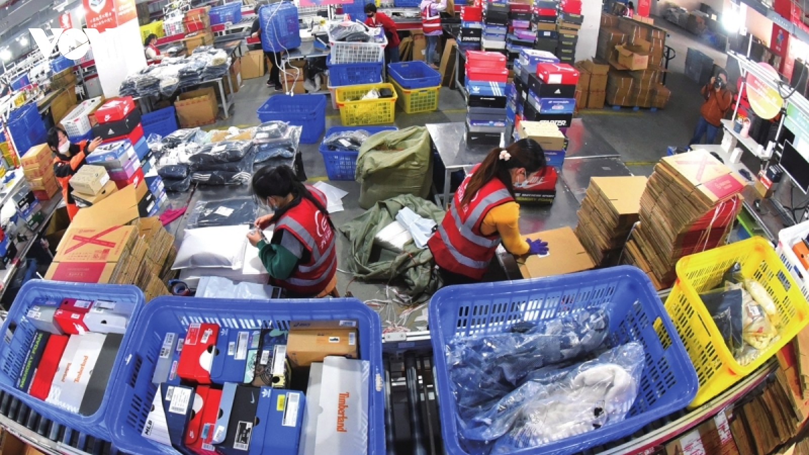Nhiều địa phương Trung Quốc cho phép người mắc Covid-19 nhẹ đi làm