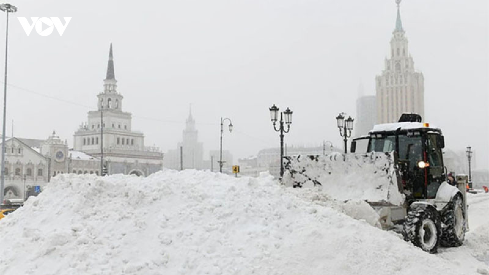 Tuyết rơi kỷ lục ở thủ đô Moscow (Nga), nhiều chuyến bay bị hủy bỏ