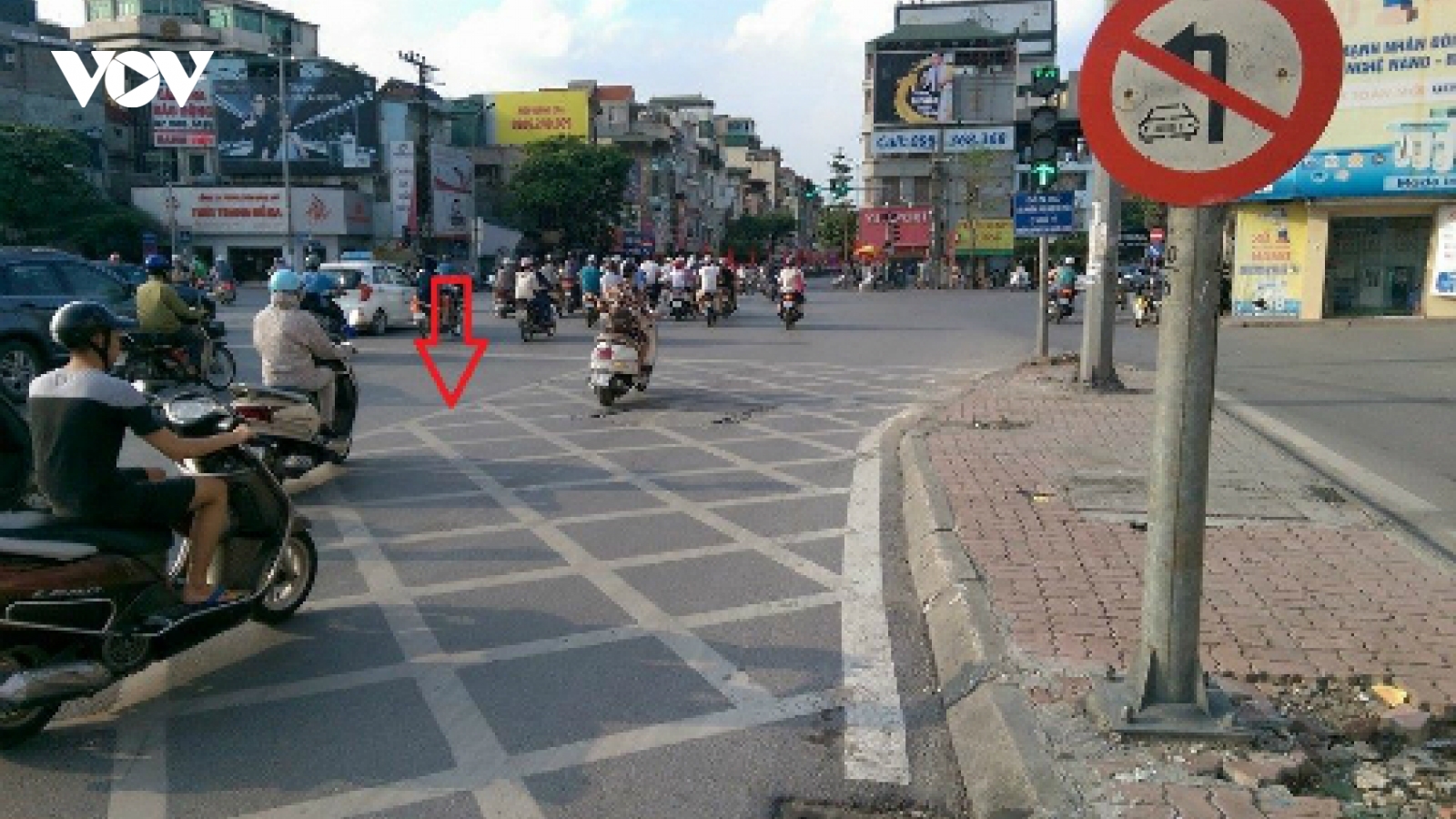 Gặp vạch kẻ đường mắt võng đi như thế nào để không bị phạt?