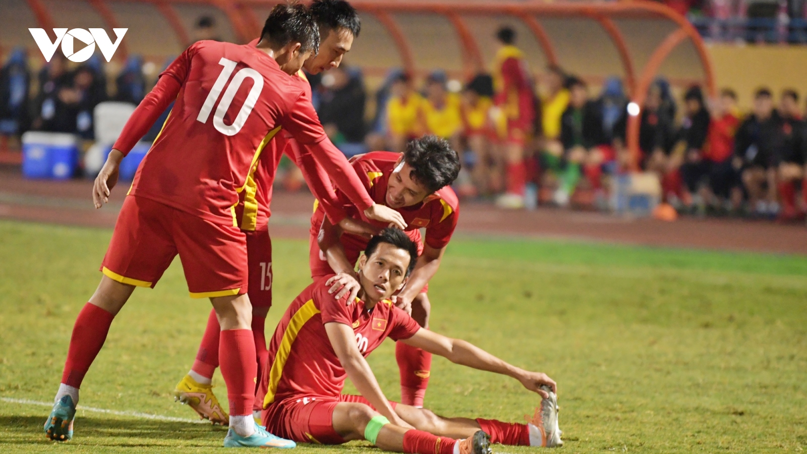Văn Quyết gặp "sự cố" sau khi ghi bàn giúp ĐT Việt Nam đánh bại ĐT Philippines