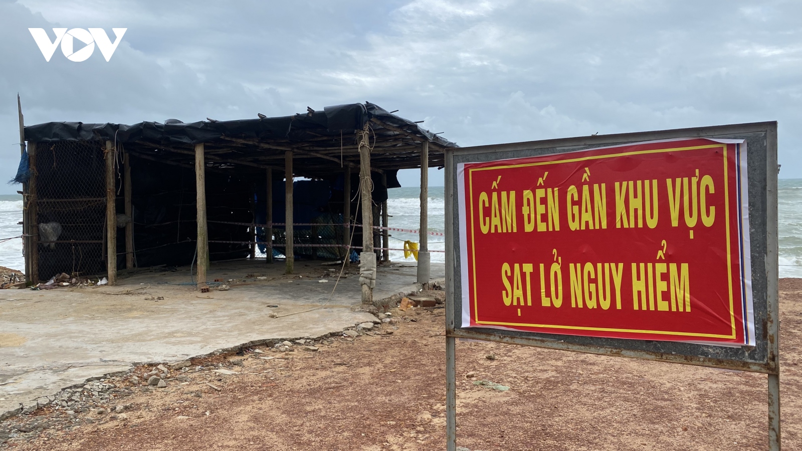 Sạt lở bờ biển đe dọa nhiều hộ dân ở Bình Định
