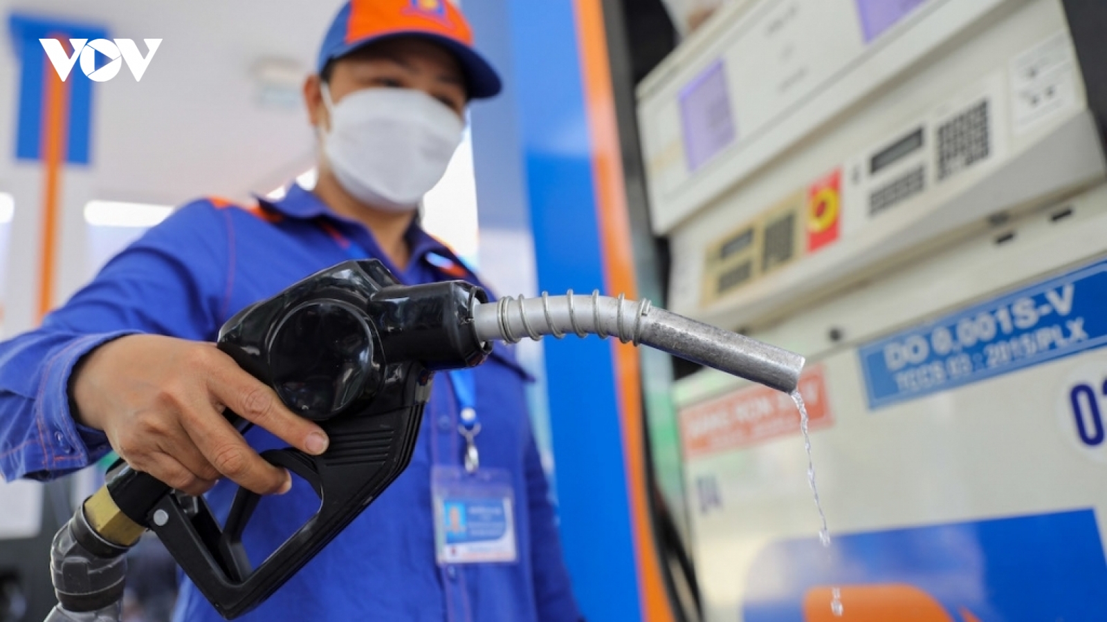 Từ ngày mai 1/1/2023, xăng chịu thuế môi trường 2.000 đồng/lít