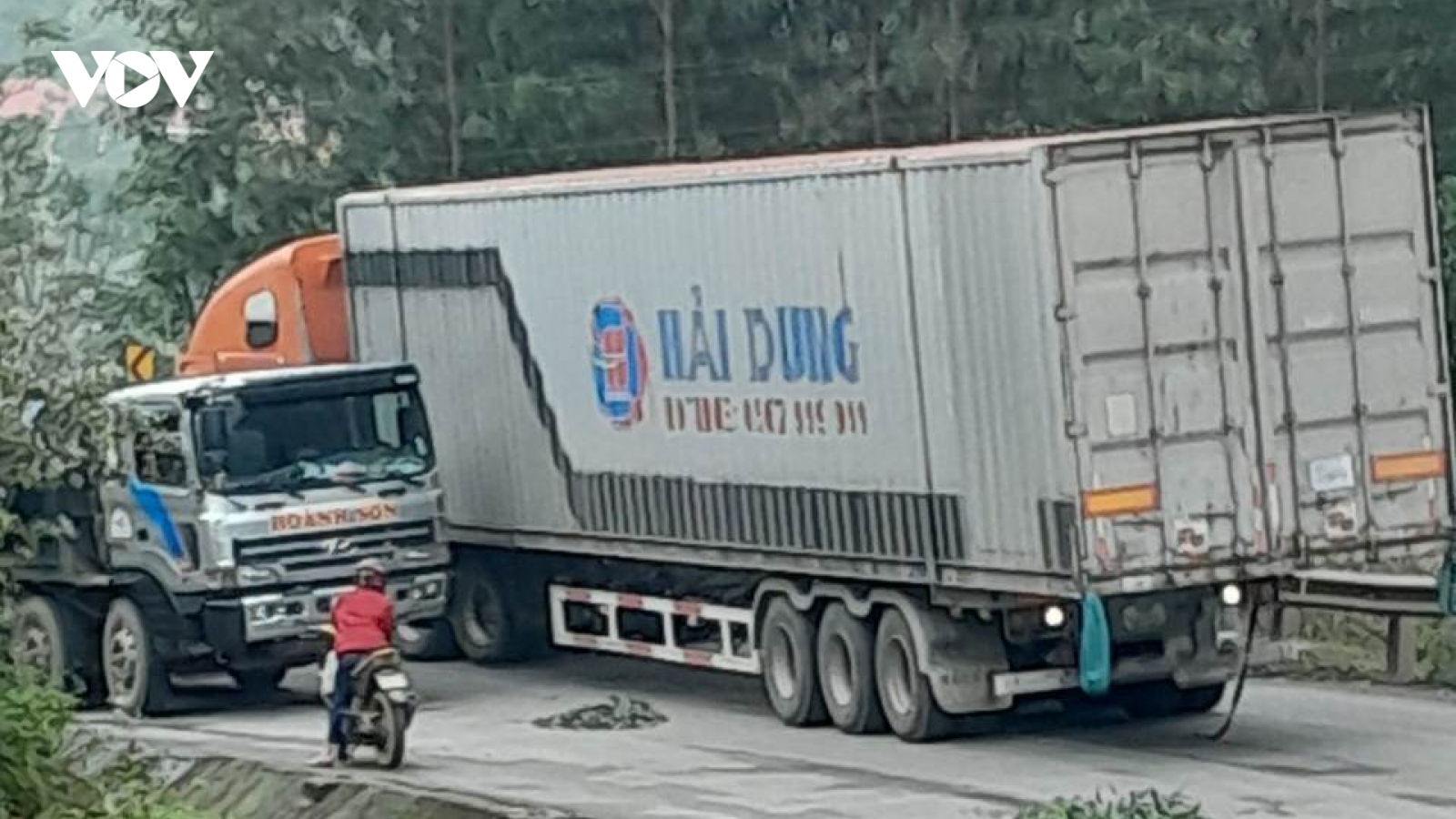 Xe tải quá khổ chở hàng trong thùng tự chế "giả container" náo loạn vùng biên