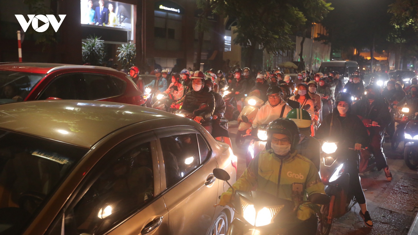 Nhiều đường phố Hà Nội ùn tắc trong đêm Giáng sinh 2022