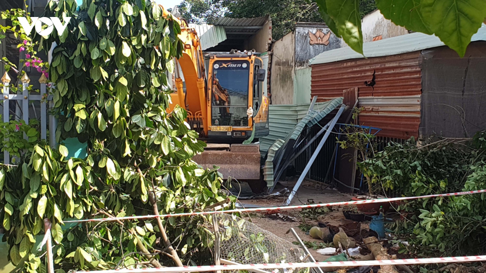 Nam thanh niên dùng xe cuốc phá hủy 2 căn nhà hàng xóm
