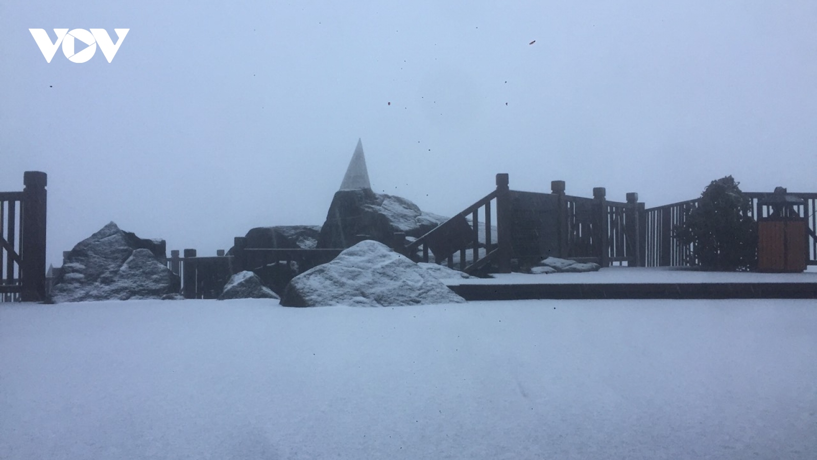 Mưa tuyết trắng trời trên đỉnh Fansipan